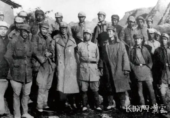 1942年，《晉察冀日報》編輯記者合影