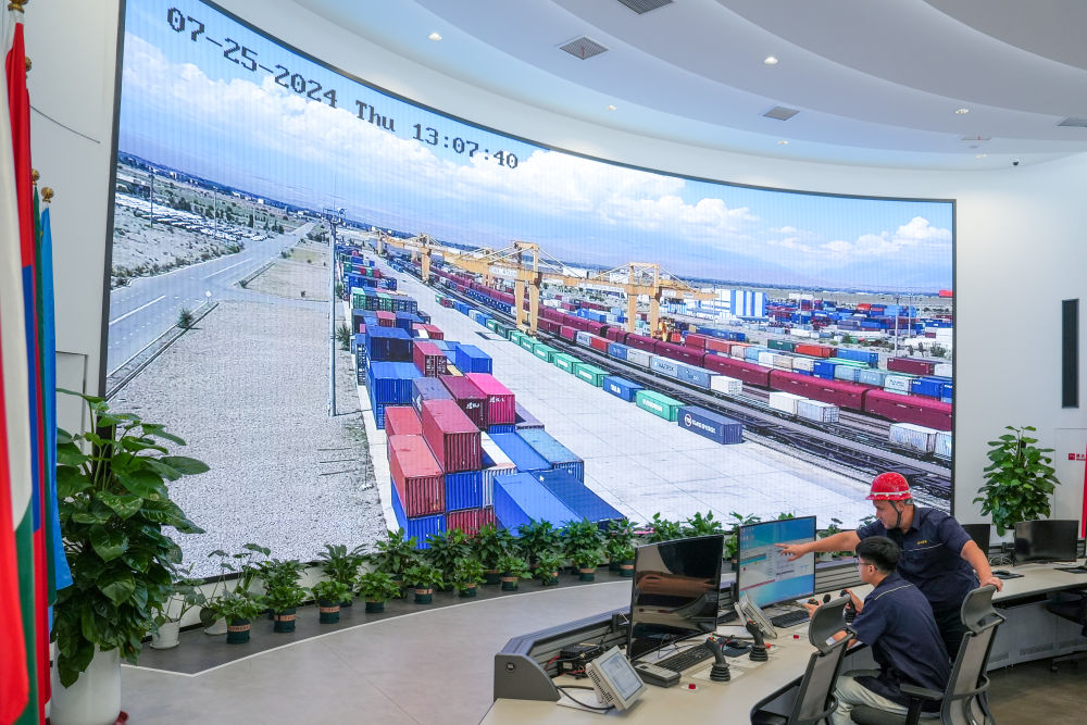 △ 在中哈（連云港）物流合作基地，工作人員通過“中哈物流場站”信息化跟蹤系統(tǒng)查看集裝箱運輸情況（2024年7月25日攝）。