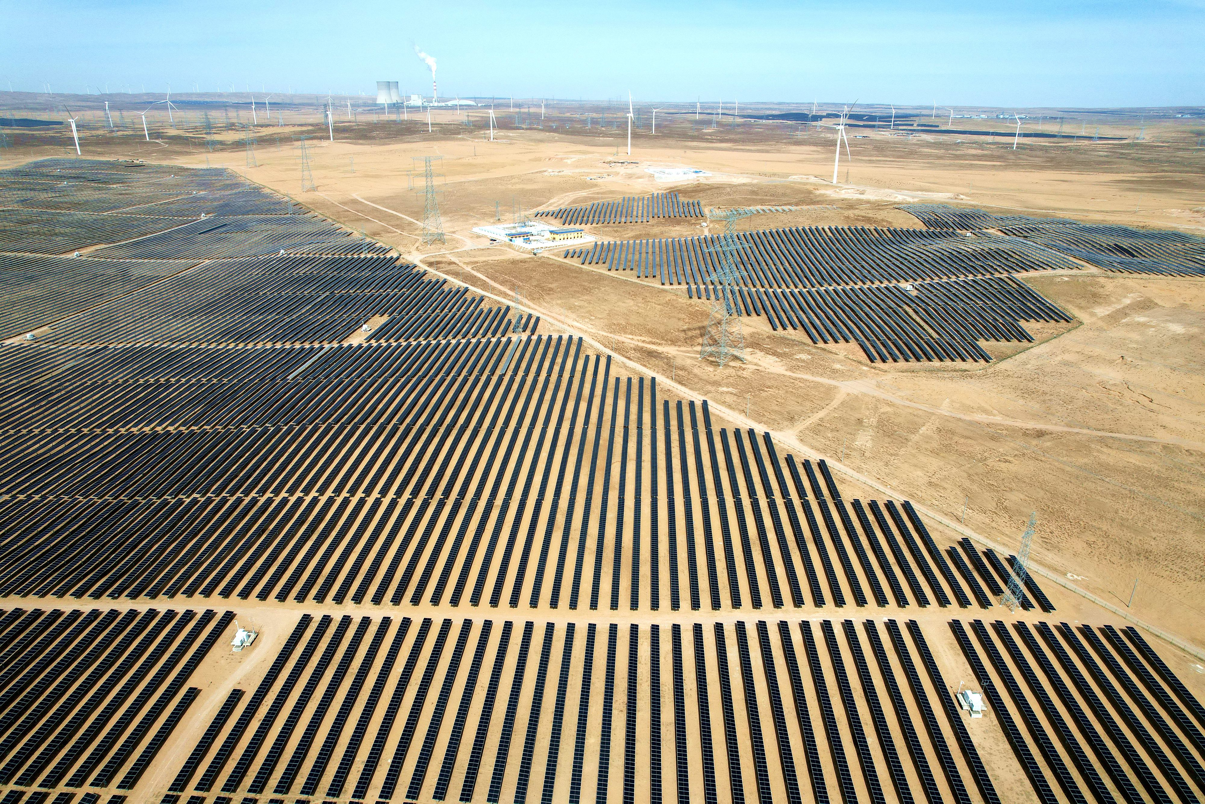 2026年3月18日，寧夏銀川，在靈武市白土崗鄉(xiāng)的一處光伏產(chǎn)業(yè)基地，成片的太陽能光伏板匯成一片“藍(lán)色海洋”。