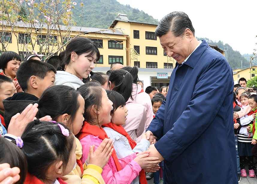2019年4月15日下午，習(xí)近平總書記在重慶石柱土家族自治縣中益鄉(xiāng)小學(xué)同學(xué)生們親切交談，詢問他們學(xué)習(xí)和生活情況。