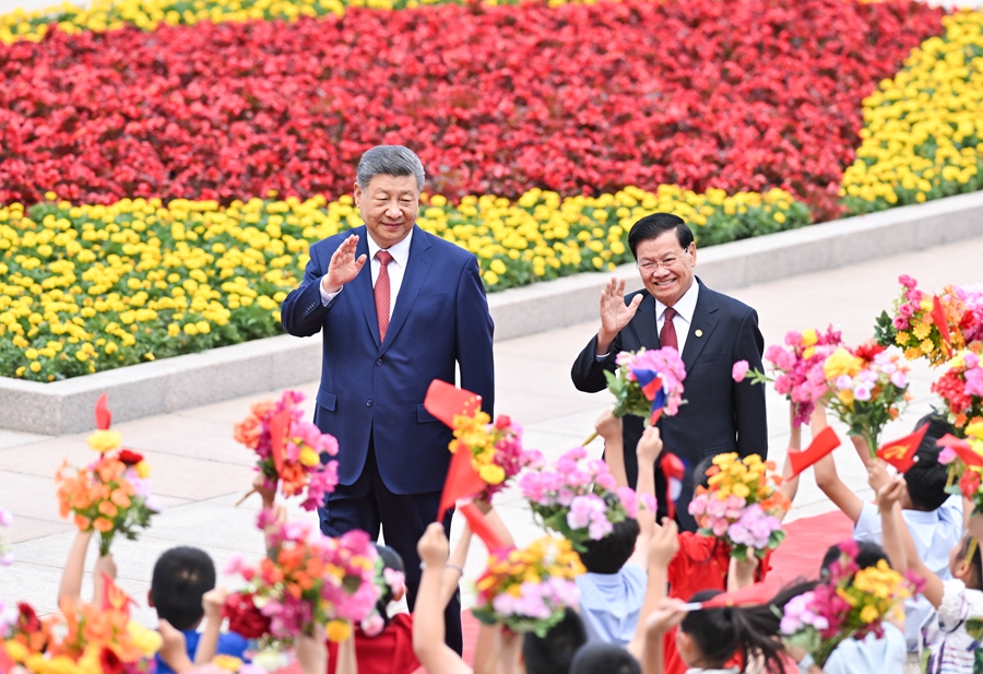 △ 6月5日下午，中共中央總書記、國家主席習(xí)近平在北京人民大會堂同來華進行國事訪問的老撾人民革命黨中央總書記、國家主席通倫舉行會談。這是會談前，習(xí)近平在人民大會堂東門外廣場為通倫舉行歡迎儀式。