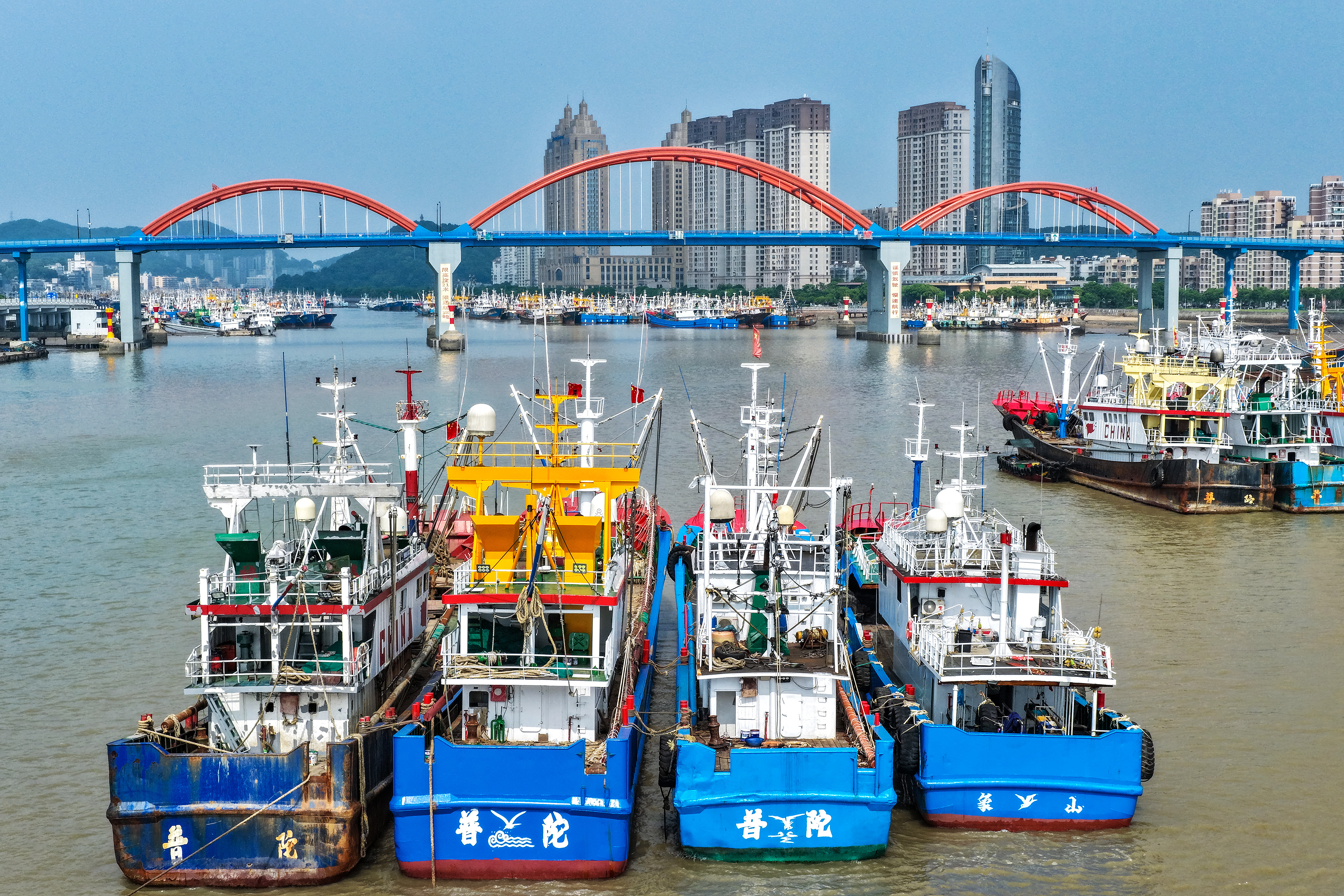 2026年5月28日，浙江舟山，沈家門漁港內(nèi)數(shù)千艘漁船錨泊港內(nèi)，連綿成片。