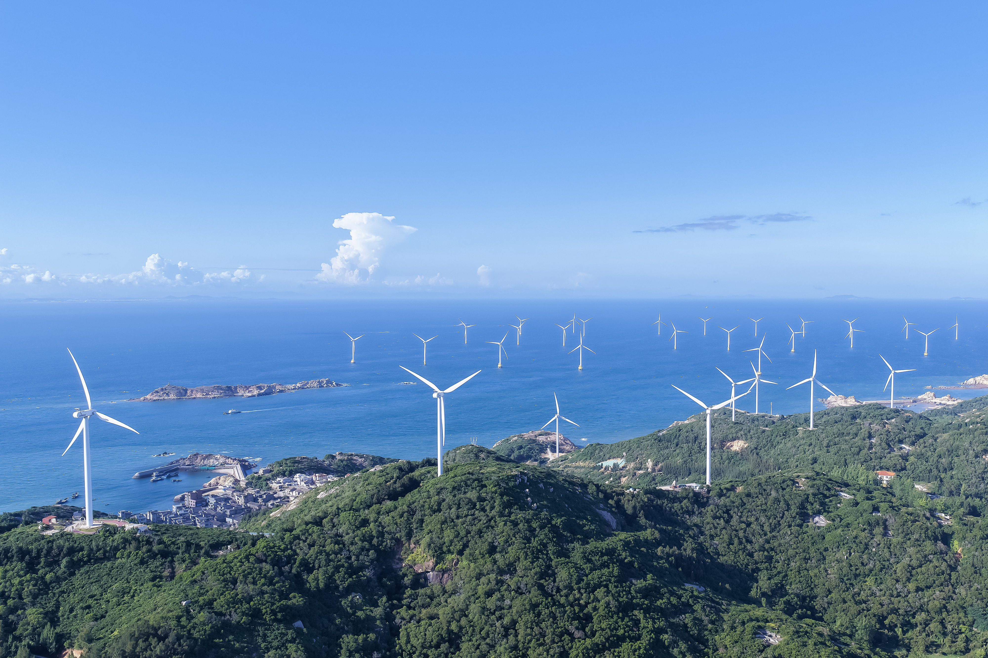 2025年9月17日，福建福州，平潭島北部灣，島上和海上的風(fēng)力發(fā)電機(jī)迎風(fēng)轉(zhuǎn)動(dòng)。