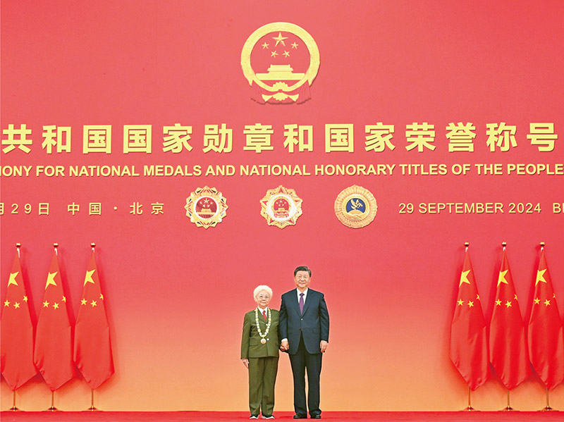 2024年9月29日，習(xí)近平總書記向“人民藝術(shù)家”國家榮譽稱號獲得者田華頒授獎?wù)隆? style=